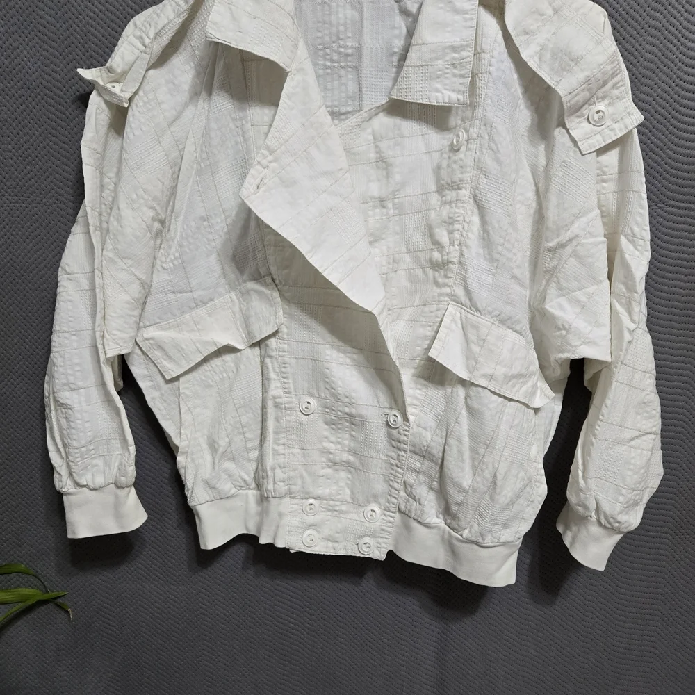 Sophisticated White Suit Jacket with Sleek Design